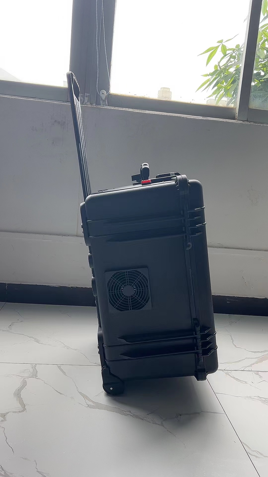新平手拉箱型移动通信干扰器